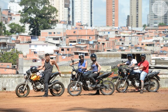 Grego (Caio Castro), Ximena (Caroline Abras) e os capangas andam de moto pela comunidade, em cena de 'I Love Paraisópolis'