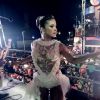 Claudia Leitte usou uma fantasia de noiva para a gravação do clipe 'Cartório' durante o Carnaval de Salvador, na Bahia