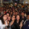 Wanessa é rodeada por fãs durante feira de óculos em São Paulo