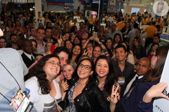 Wanessa é rodeada por fãs durante feira de óculos em São Paulo