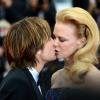 Nicole Kidman e Keith Urban se beijam diante das câmeras do Festival de Cannes em 19 de maio de 2013