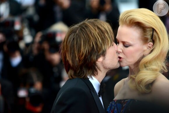 Nicole Kidman e Keith Urban se beijam diante das câmeras do Festival de Cannes em 19 de maio de 2013