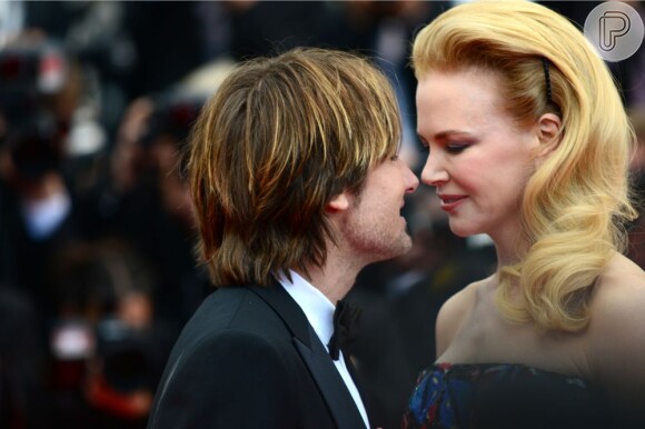 Nicole Kidman e Keith Urban protagonizam cenas de romantismo em Cannes