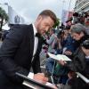 Justin Timberlake dá muitos autógrafos em Cannes