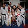 Giovanna Antonelli e o filho, Pietro, posam junto com alunos de Jiu-Jitsu de uma escola da comunidade do Itanhangá, no Rio, em 20 de maio de 2013