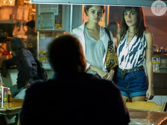 Helô (Carla Salle) ajuda a Alice (Sophie Charlotte) a conseguir uma vaga para trabalhar no bar de Cadelão (Roberto Bonfim), na novela 'Babilônia'