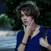 Alice (Sophie Charlotte) tem o rosto machucado em uma briga com uma prostituta no calçadão de copacabana, na novela 'Babilônia'