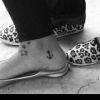 Tattoo conjunta! Amanda desenhou uma âncora no calcanhar do pé direito junto com as amigas (canto esquerdo da foto)
