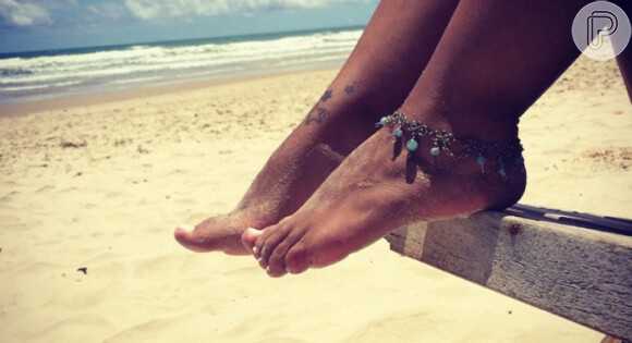Amanda mostra em foto postada no seu Instagram a sua primeira tattoo: estrelas no pé direito