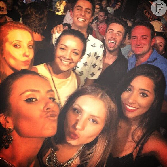 Rafael e Talita, do 'BBB15', estava acompanhados por amigos