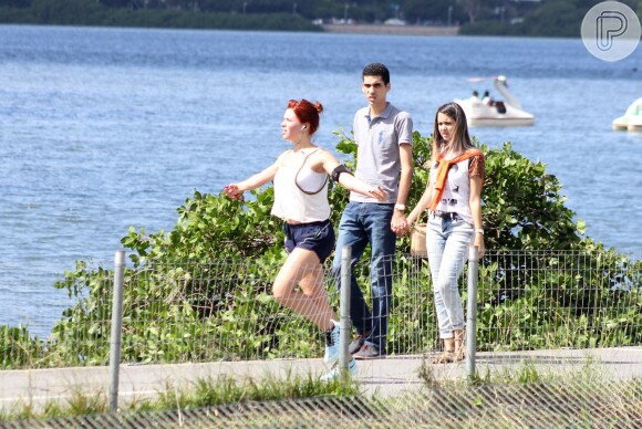 Bruna Linzmeyer exibiu novo visual enquanto corria pela Lagoa Rodrigo de Freitas, Zona Sul do Rio, neste sábado, 25 de abril de 2015