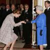 Uma Thurman cumprimenta a Rainha Elizabeth II em evento no Palácio de Buckingham, em Londres