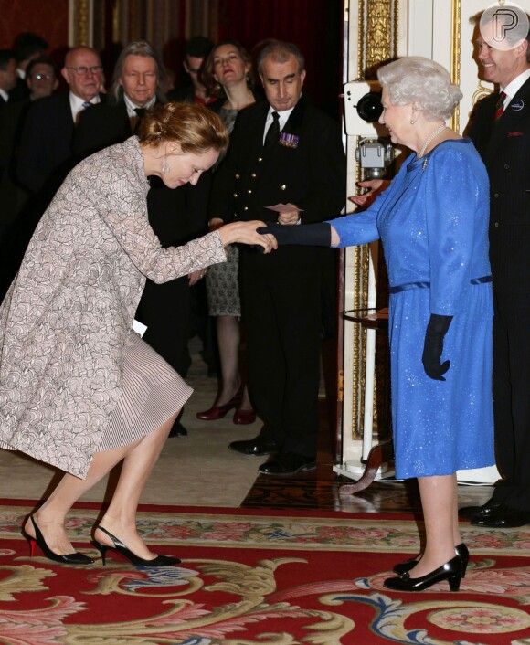Uma Thurman cumprimenta a Rainha Elizabeth II em evento no Palácio de Buckingham, em Londres