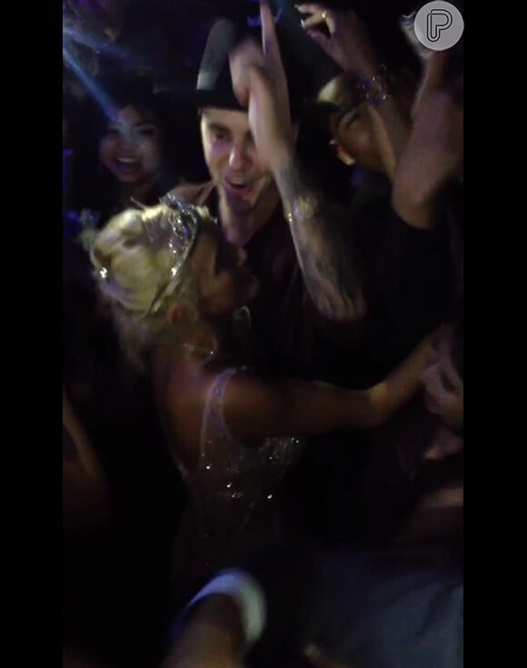 O cantor canadense foi cercado pelos estudantes que compartilharam vários momentos da festa nas redes sociais. 'Eu dancei com Justin Bieber na minha formatura', publicou uma das fãs