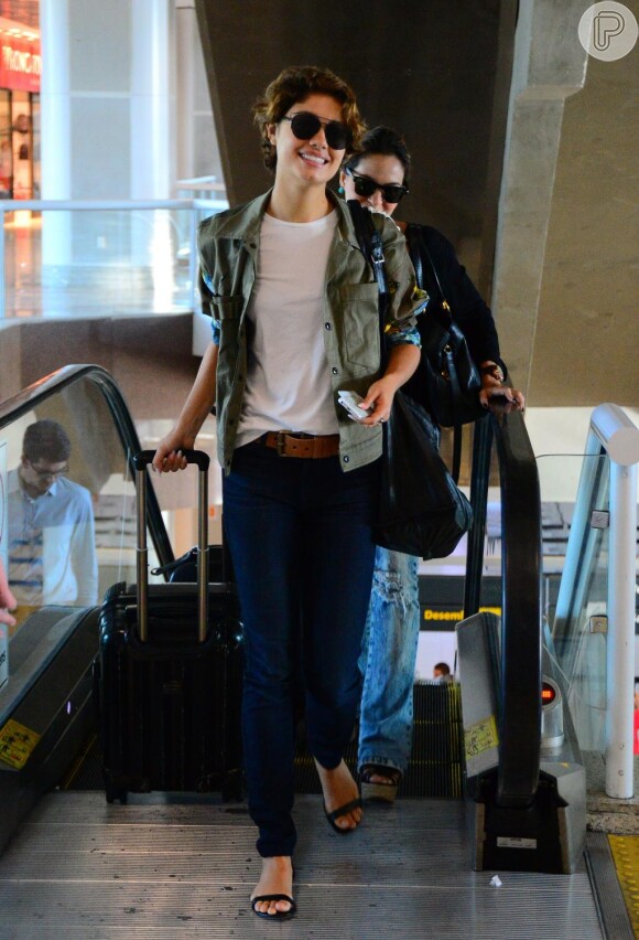 Para viajar, Sophie escolheu um look mais despojado: calça jeans, blusa branca básica com uma jaqueta militar e rasteirinha