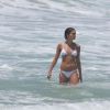 Para ir à praia, a atriz aposta em biquíni branco no estilo ripple de lacinho