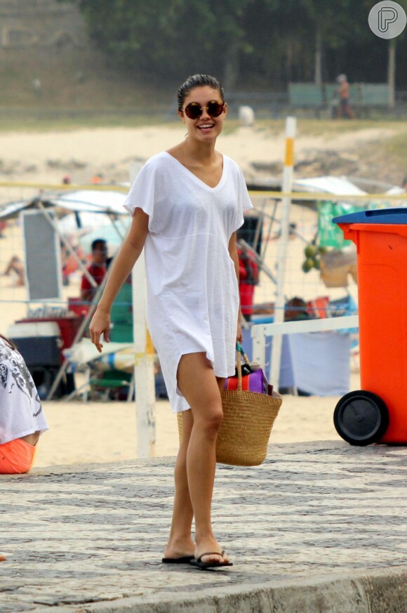 Na saída da praia do Leblon, a atriz colocou um blusão branco soltinho bem à vontade