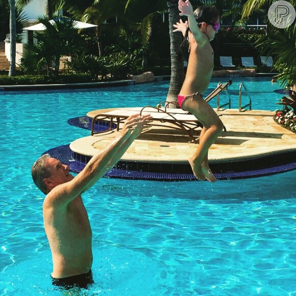 Durante as férias de janeiro, Rafaella Justus brincou com o pai em piscina de Miami, nos Estados Unidos