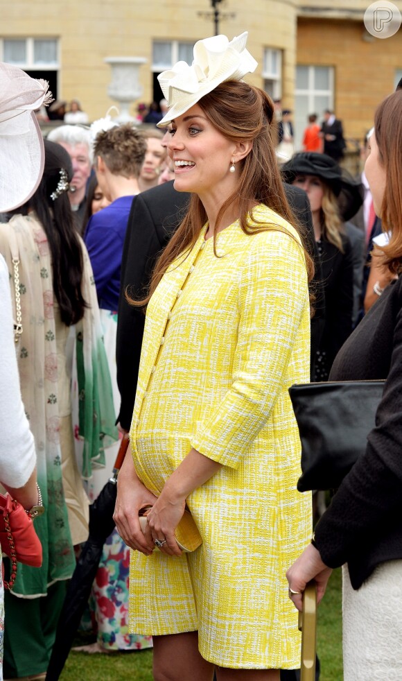 Kate Middleton desfila o barrigão de sete meses de gravidez na tradicional tarde do chá, no palácio de Buckingham, em Londres, na Inglaterra, nesta quarta-feira, 22 de maio de 2013