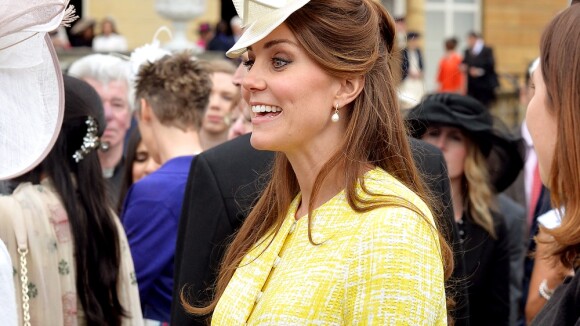 Kate Middleton exibe barriga de sete meses de gravidez no palácio de Buckingham