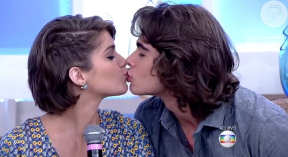 Isabella Santoni e Rafael Vitti se beijam no palco do 'Encontro com Fátima Bernardes'
