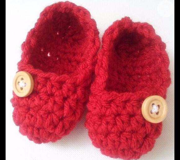Deborah Secco postou uma foto de um par de sapatos de bebê para anunciar a gravidez. A gestação da atriz tem quase dois meses