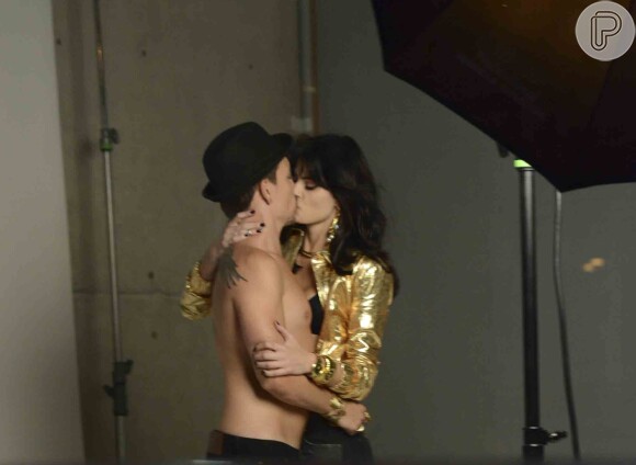 Di Ferrero e Isabelli Fontana se beijam ao posar para ensaio para revista