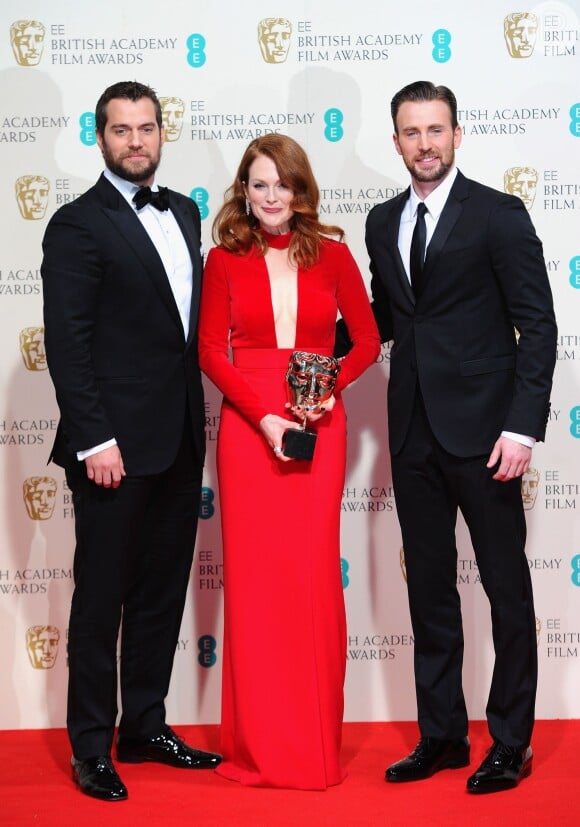 Henry Cavill posou ao lado de Chris Evans e Julianne Moore, vencedora do prêmio de melhor atriz no British Academy of Film and Television Arts Awards 2015 (BAFTA)