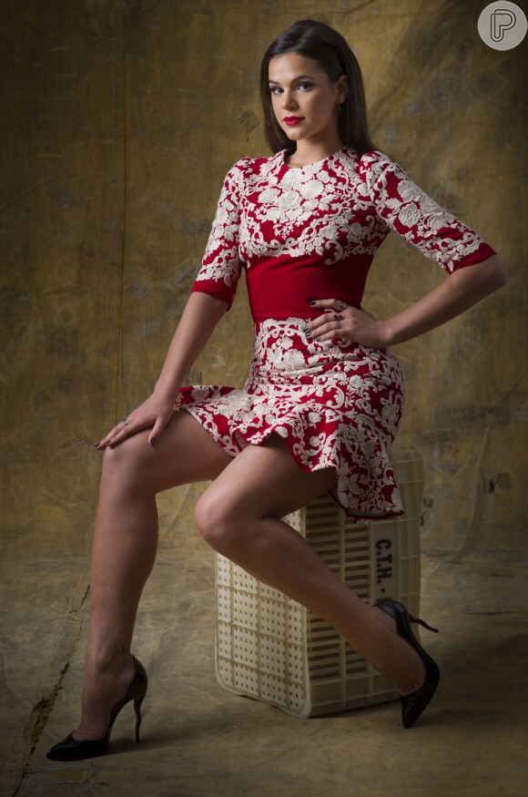 Bruna Marquezine exibe boa forma em vestido da Dolce & Gabbana de R$ 21 mil
 