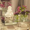 Chris Ayrosa foi a responsável pela decoração do casamento de Roberto Justus. Na foto, a sala de doces toda branca com espelhos e flores em tons de roxo