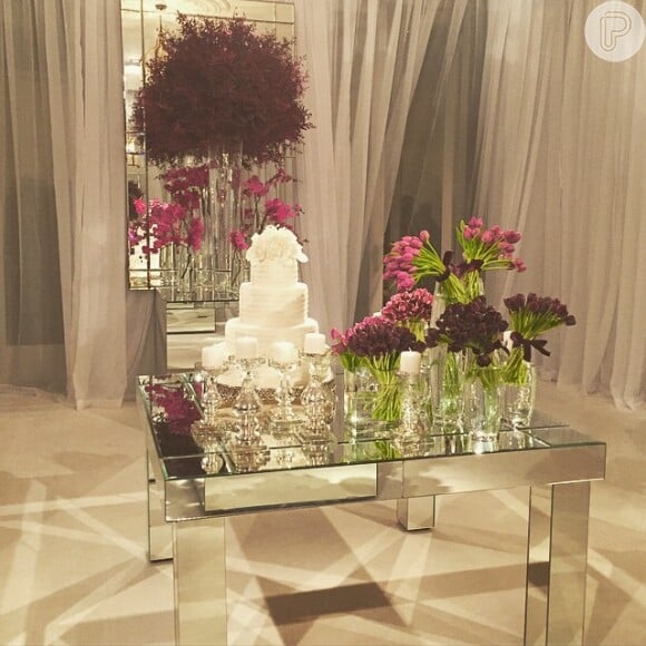 Chris Ayrosa foi a responsável pela decoração do casamento de Roberto Justus. Na foto, a sala de doces toda branca com espelhos e flores em tons de roxo
