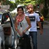 Grávida de quase dois meses, Deborah Secco passeia com o noivo, Hugo Moura, e posa sorridente para fotógrafo