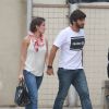 Deborah Secco é clicada de mãos dadas com o noivo, Hugo Moura, em passeio no Rio