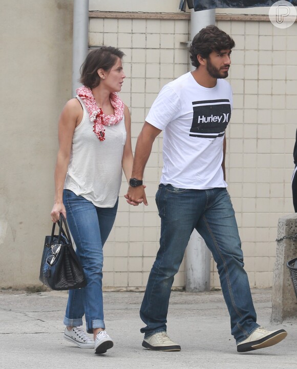 Deborah Secco é clicada de mãos dadas com o noivo, Hugo Moura, em passeio no Rio