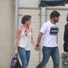 Deborah Secco é clicada com o noivo, Hugo Moura, em passeio no Rio