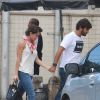 Deborah Secco é clicada com o noivo, Hugo Moura, em passeio no Rio
