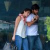 Grávida de quase dois meses, Deborah Secco recebe carinho do noivo, Hugo Mouro, em passeio em Ipanema, no Rio de Janeiro