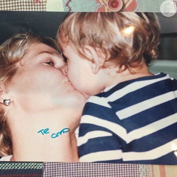 Certa vez, Xuxa compartilhou uma imagem em que aparece beijando carinhosamente a filha, Sasha