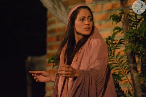 Carol Castro durante a encenação da peça 'Paixão de Cristo'