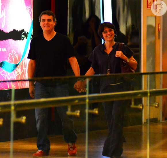 Cásssio Gabus Mendes passeia de mãos dadas com a mulher, Lídia Brondi, no Rio neste sábado, 2 de maio de 2015. Atriz decidiu se afastar da TV após atuar em 'Meu bem meu mal', em 1990