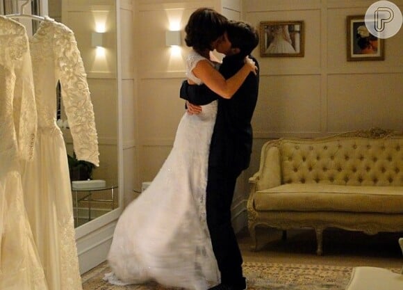 Renata (Regiane Alves) e Tito (Rômulo Neto) se beijam durante uma prova do vestido de noiva da jovem, em 'Sangue Bom'