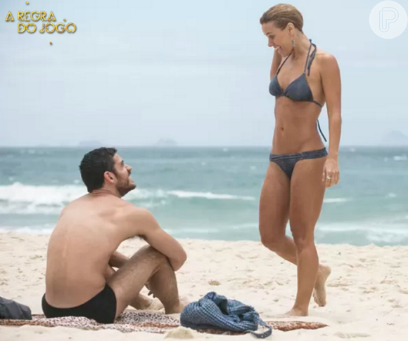Carolina Dieckmann mostrou o corpo sequinho aos 37 anos em cena da sua personagem Lara, da novela 'A Regra do Jogo', na praia com Dante (Marco Pigossi)