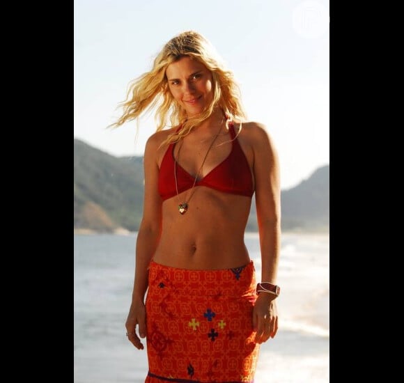 Carolina Dieckmann também exibiu o corpão como a surfista Suzana na novela 'Três Irmãs' (2008/2009)