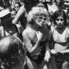 Gloria Pires e Tonia Carreiro, como Sandra e Stella Simpson, em uma das cenas mais emblemáticas da novela 'Água Vida'. Em cena, uma briga na praia em defesa do  topless nos anos 80