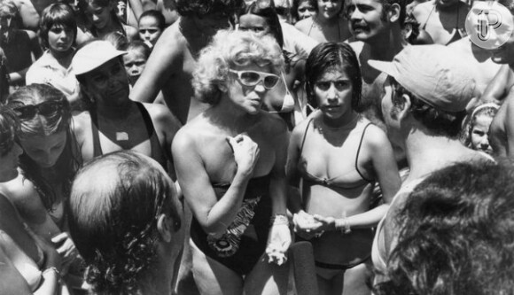 Gloria Pires e Tonia Carreiro, como Sandra e Stella Simpson, em uma das cenas mais emblemáticas da novela 'Água Vida'. Em cena, uma briga na praia em defesa do  topless nos anos 80