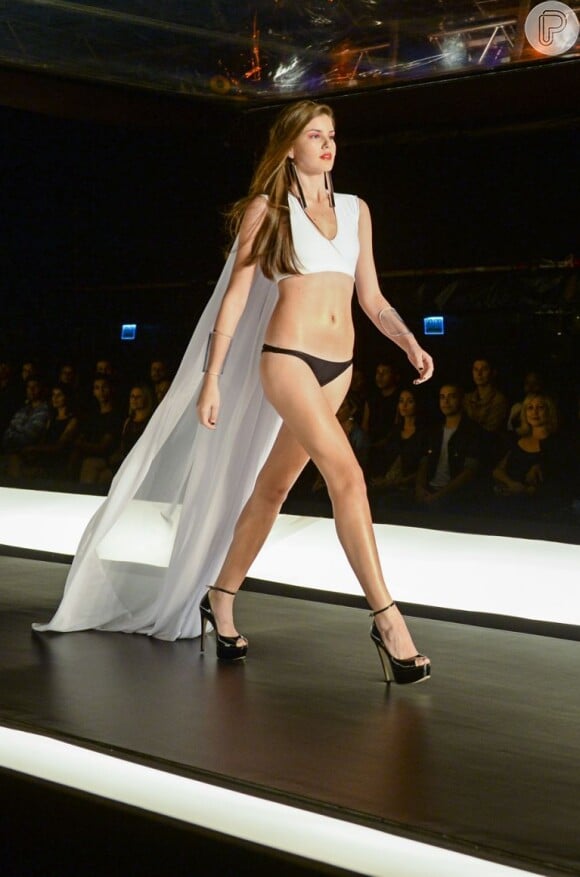 A estreante Camila Queiroz mostrou o corpo de modelo em cena de desfile na novela 'Verdades Secretas'