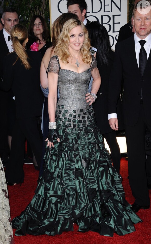 Madonna estava com esse vestido duvidoso na cerimônia de premiação do 69º Globo de Ouro. A saia parece aqueles tapetes feitos de sobras de pano, fora a luva aleatória na mão direita. O evento aconteceu no Hotel Beverly Hilton, em Los Angeles, na Califórnia, no dia 15 de janeiro de 2012