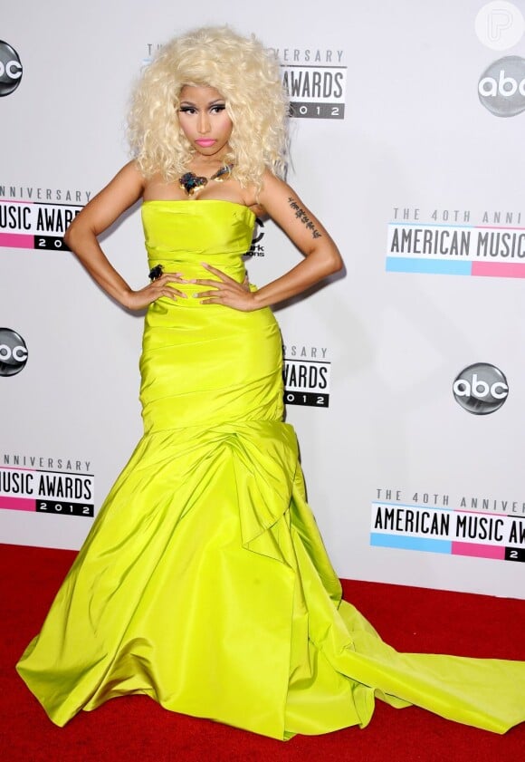 Nicki Minaj apostou forte no amarelo canário, o que deixou o look cansativo, fazendo os olhos de qualquer um doerem por alguns segundos, o que confirmou sua presença pela segunda vez nesta lista. Ela estava chegando no 40º American Music Awards, que aconteceu no Teatro Nokia, em Los Angeles, no dia 18 de novembro de 2012