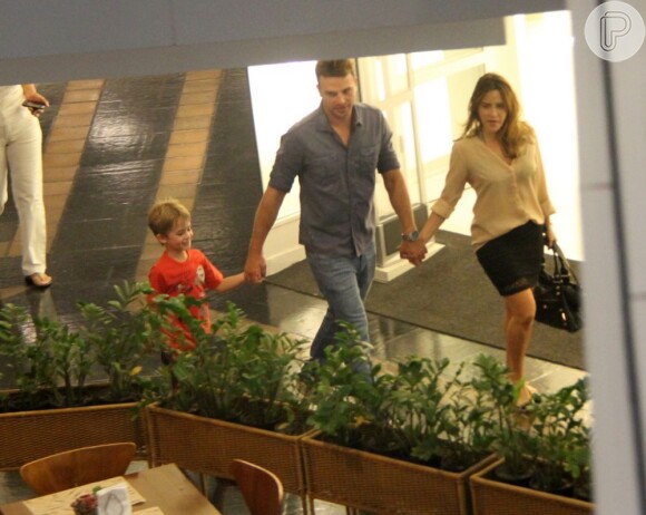 Fernanda Vasconcellos, Cassio Reis e o filho do ator, Noah, de 5 anos, passeando no shopping