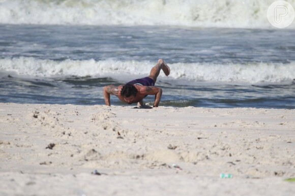 Juliano Cazarré se exercita na praia